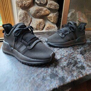 NWOT Boys Black Running Sneakers Size 3.5